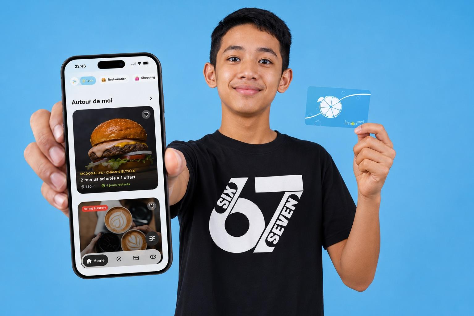 Collégien montrant les offres de l’app Lim’On et sa carte Blue