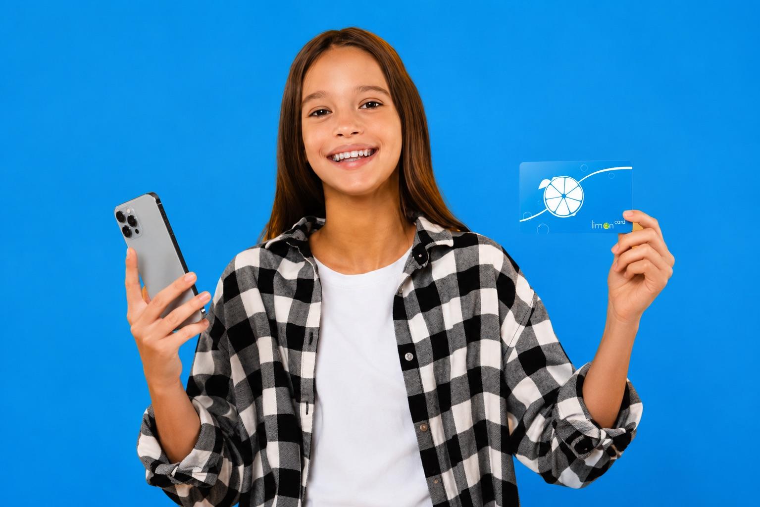 Collégienne avec sa carte Lim’On Blue et son téléphone