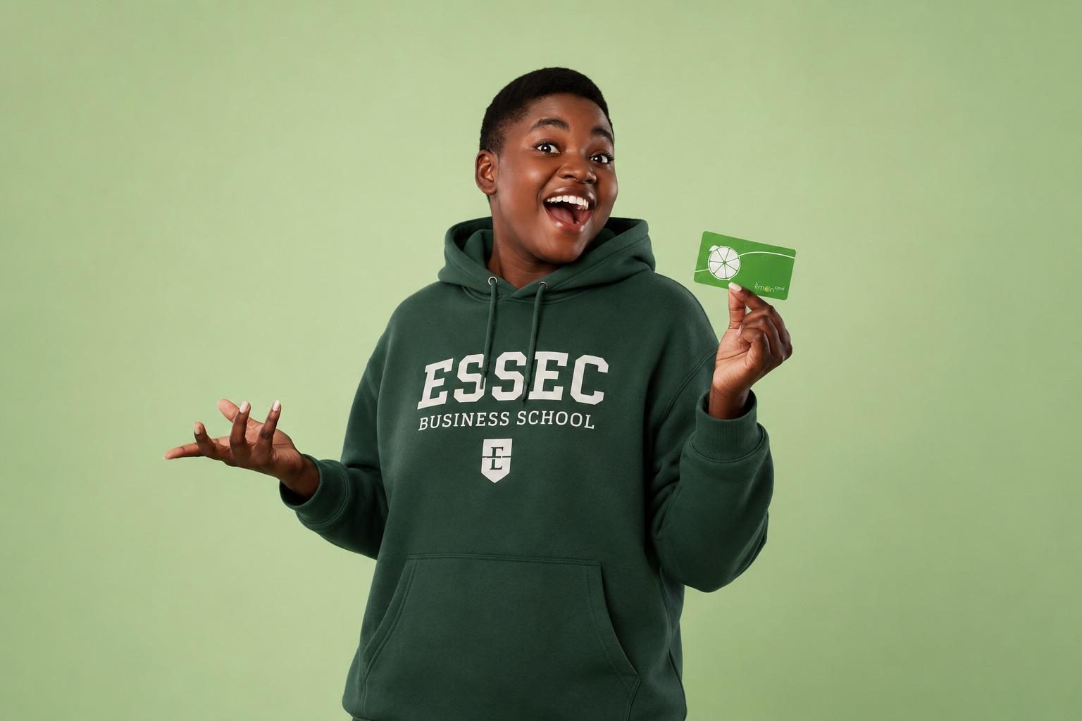Étudiante avec sa carte Lim’On Green