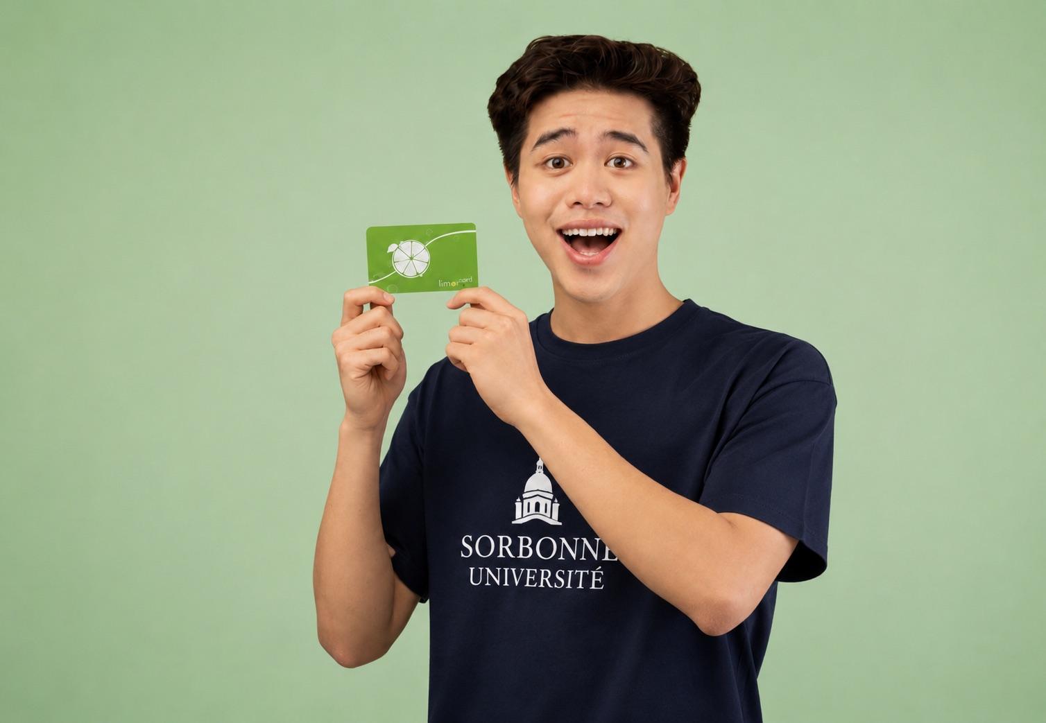 Étudiant avec sa carte Lim’On Green